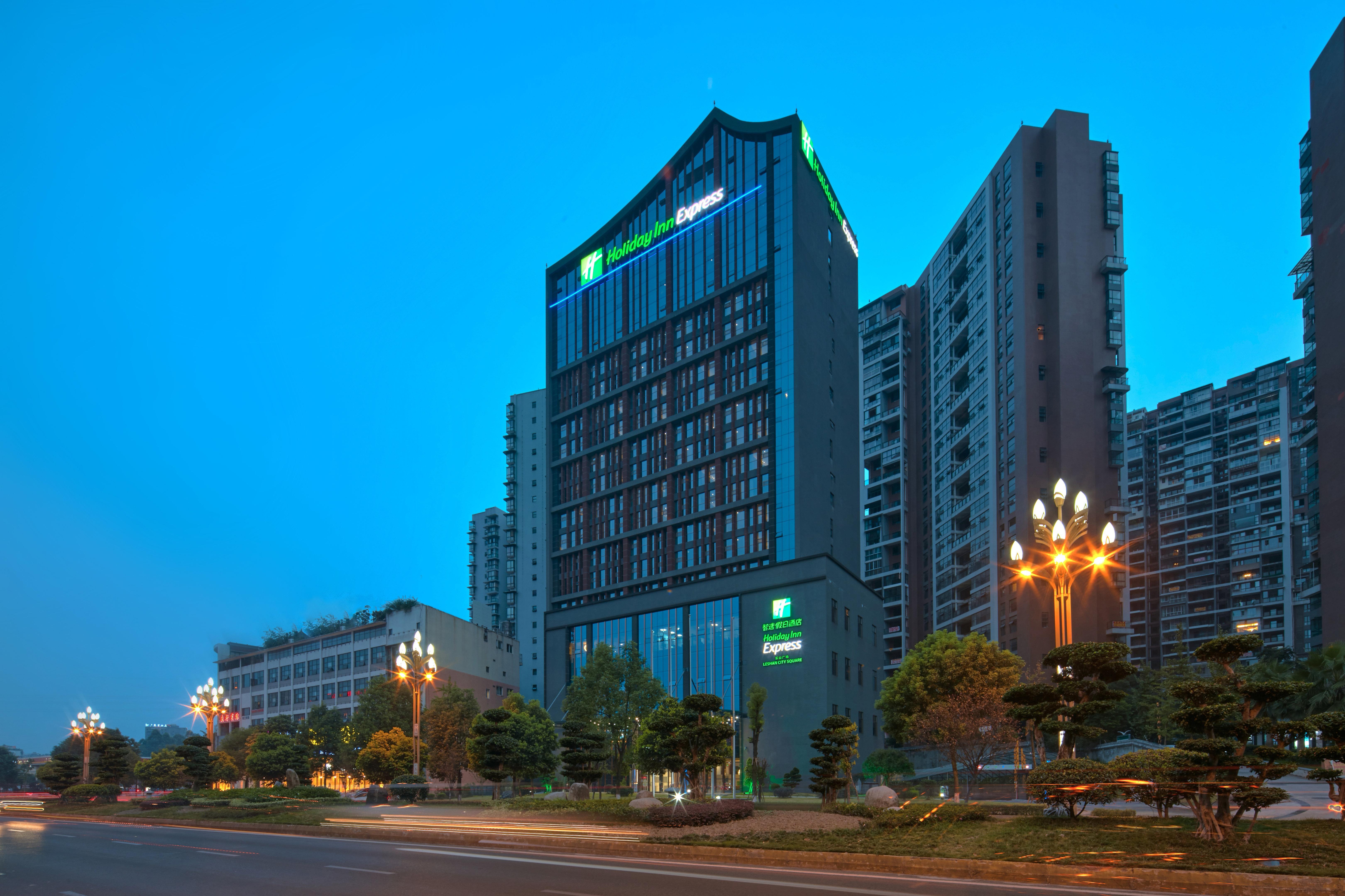 Holiday Inn Express Leshan City Square By Ihg High Speed Rail And Leshan Giant Buddha Exterior photo
